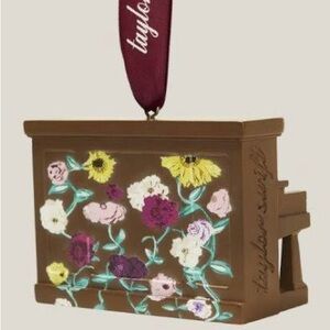 TS SS piano ornament